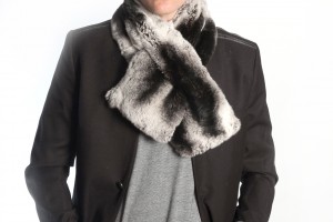 La sciarpa e accessori di pelliccia per uomo in diversi modelli